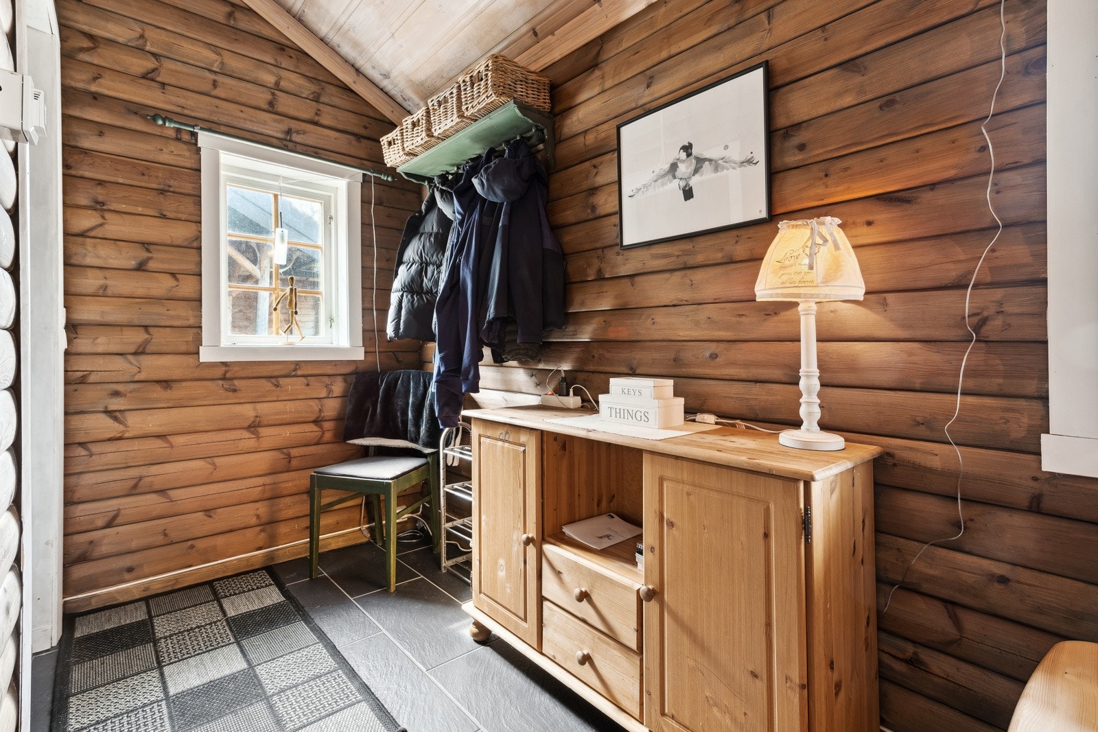 Hytta har en praktisk entré med plass til å henge fra seg. Ved inngang er det også en ekstra bod man kan bruke til oppbevaring. Galleribilde