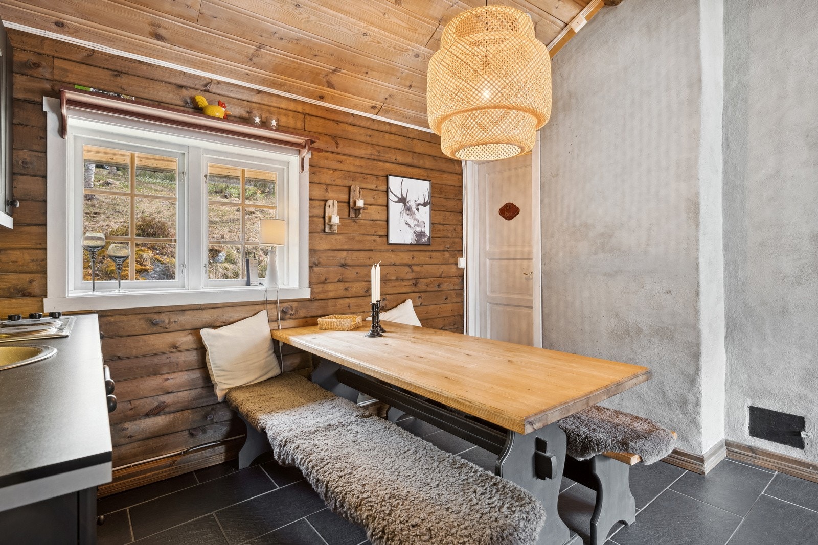 Hytta har en koselig spisestue med plass til hele familien. Galleribilde