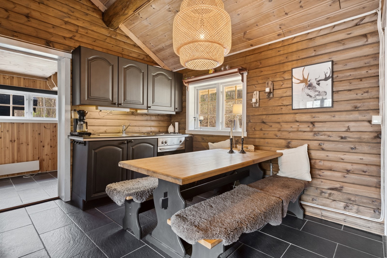 Praktisk kjøkken knyttet til hyggelig spisegruppe. Galleribilde