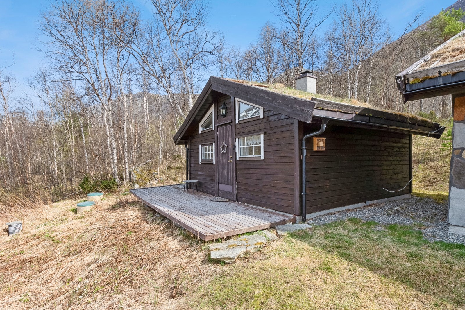 Det er lagt frem både avløpsrør og vannrør inn til ytterveggen til annekset. Galleribilde