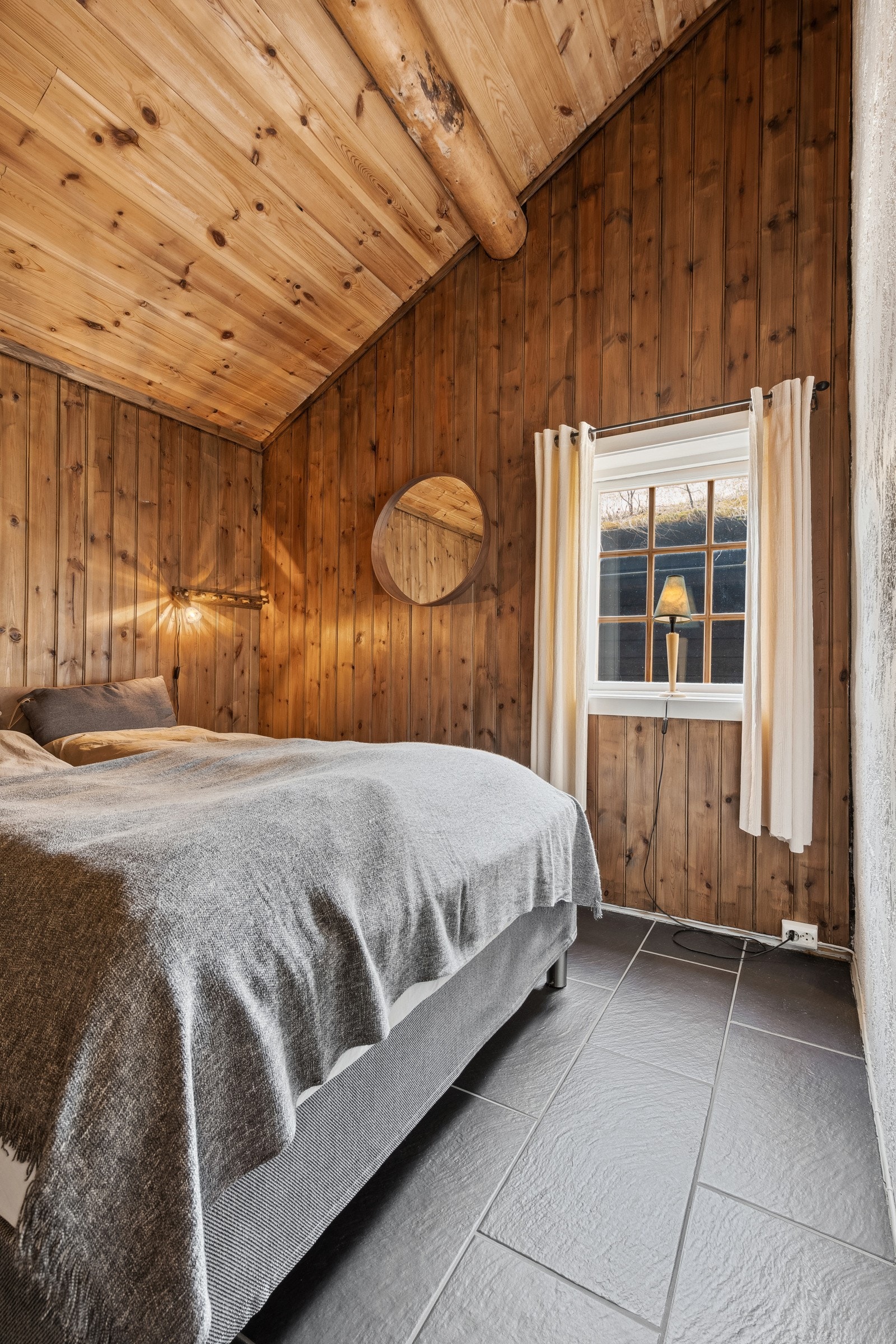 Soverommet i første etasje har godt med plass til møblement. Galleribilde