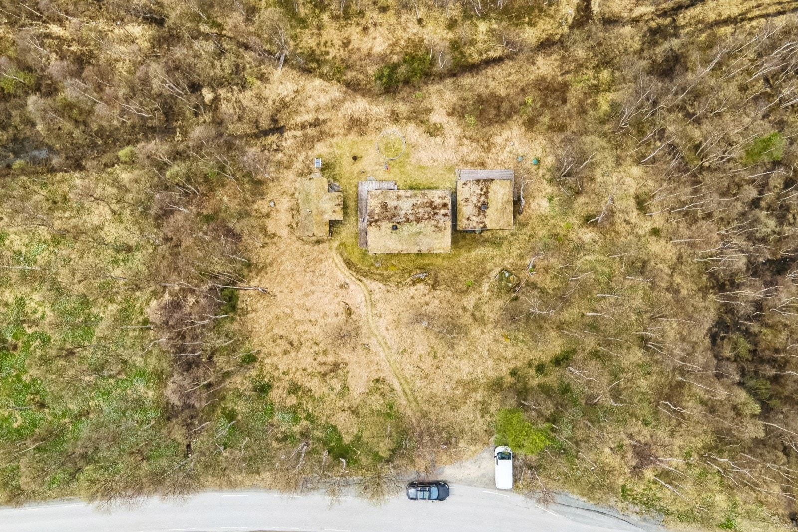 Fra parkeringen er det ca. 35m til fritidsboligen. Galleribilde