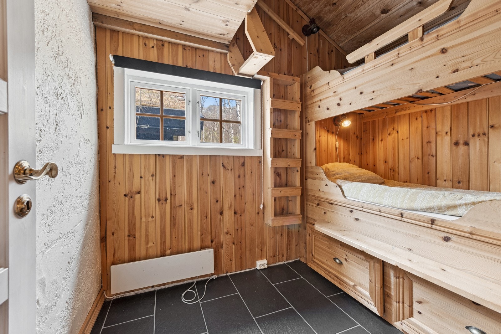 Det andre soverommet har en praktisk innebygd køyeseng. Galleribilde