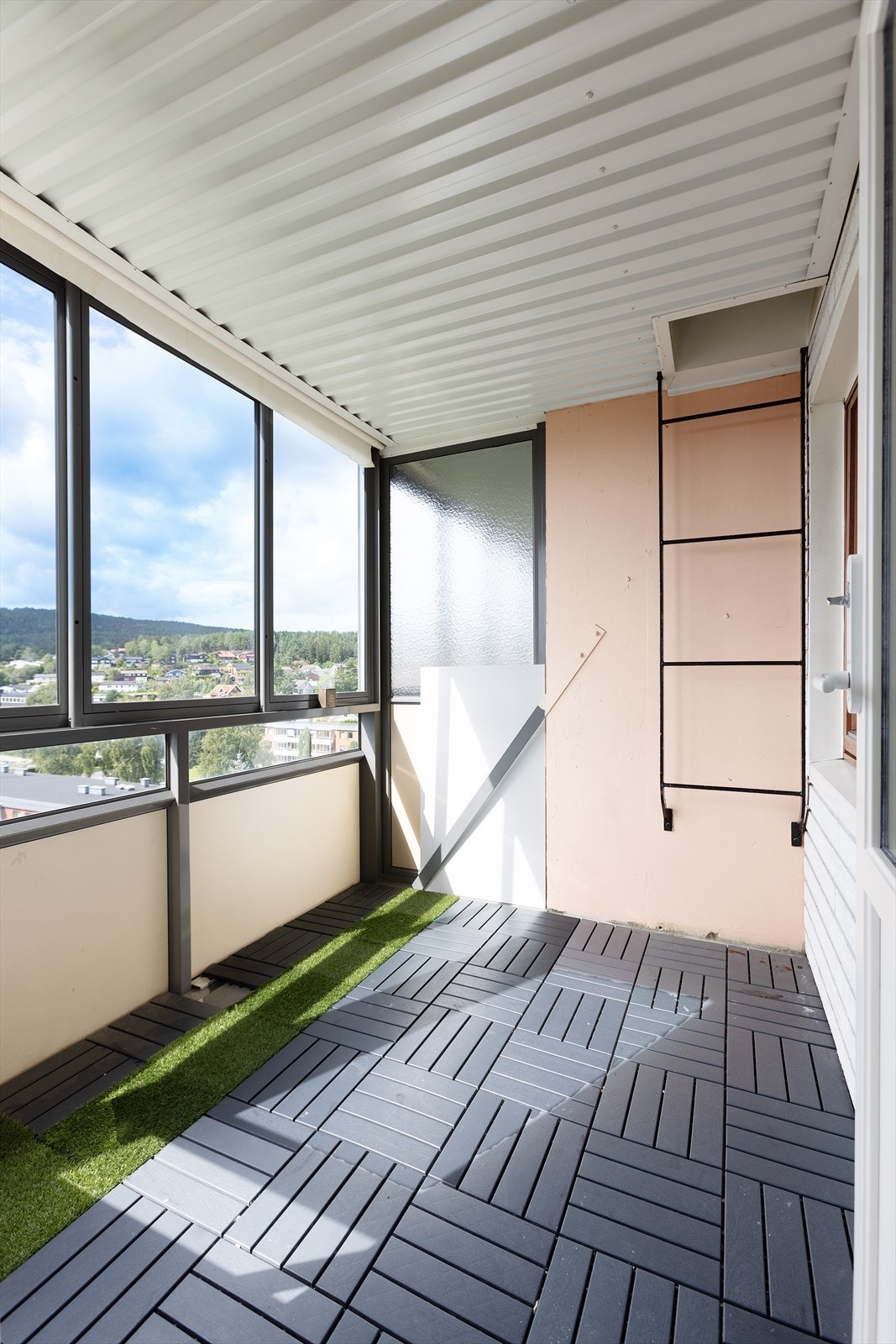 Fra stuen har du adkomst til en flott innglasset balkong med god plass til hyggelig sittegruppe og diverse utemøbler Galleribilde