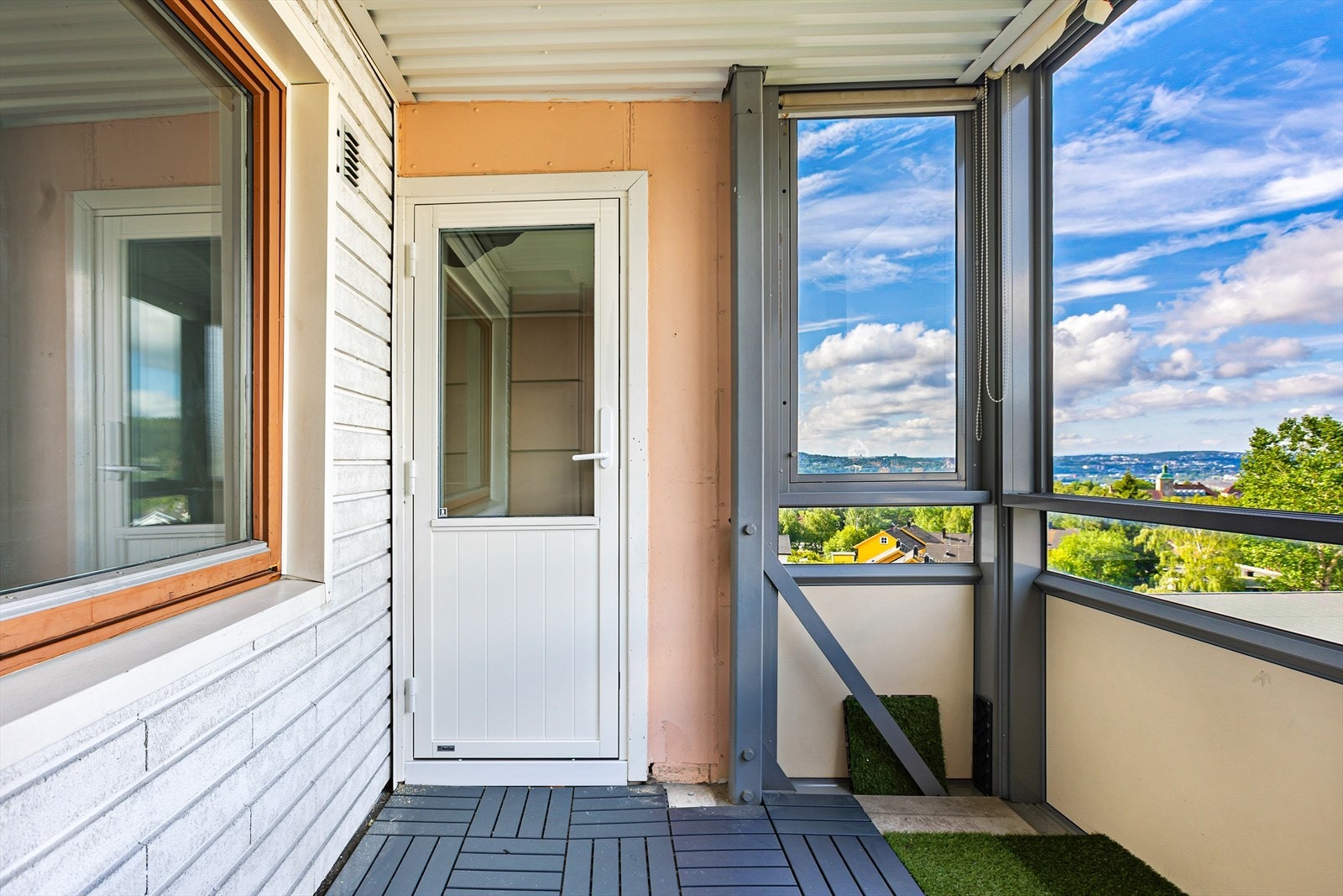 Balkongen er vestvendt og byr på gode solforhold ved ettermiddag-kveld Galleribilde