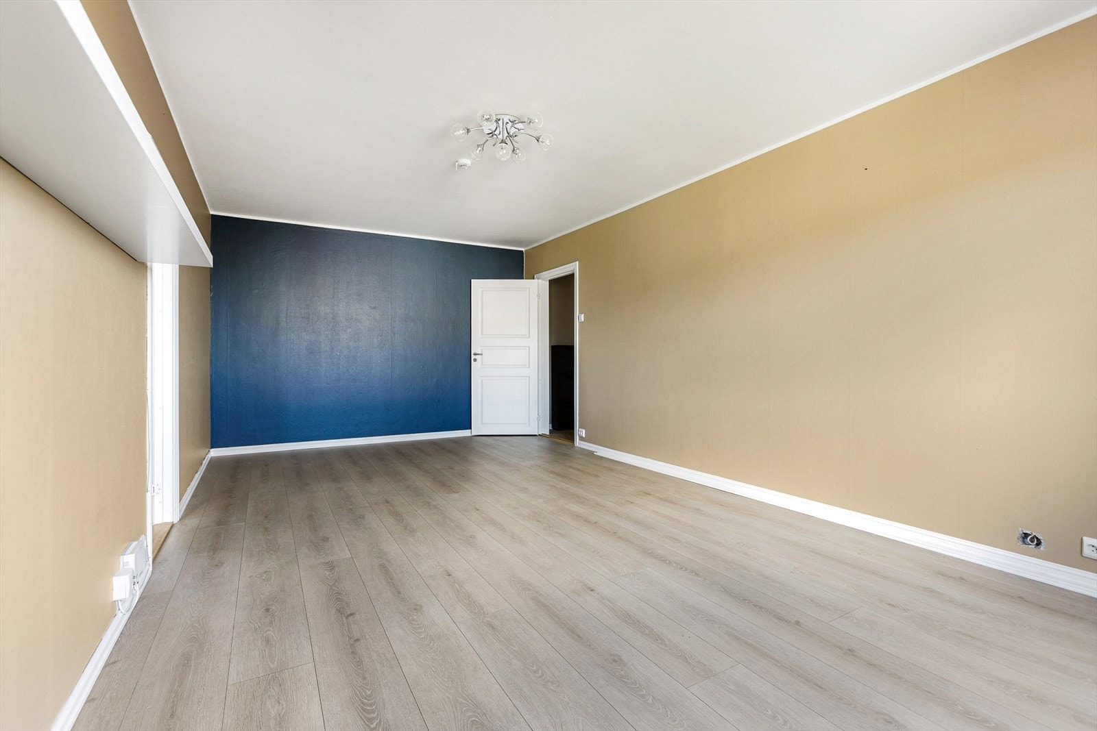 Leiligheten har en romslig stue med plass til sofa, tv-møbler, spisebord og annet ønsket møblement Galleribilde