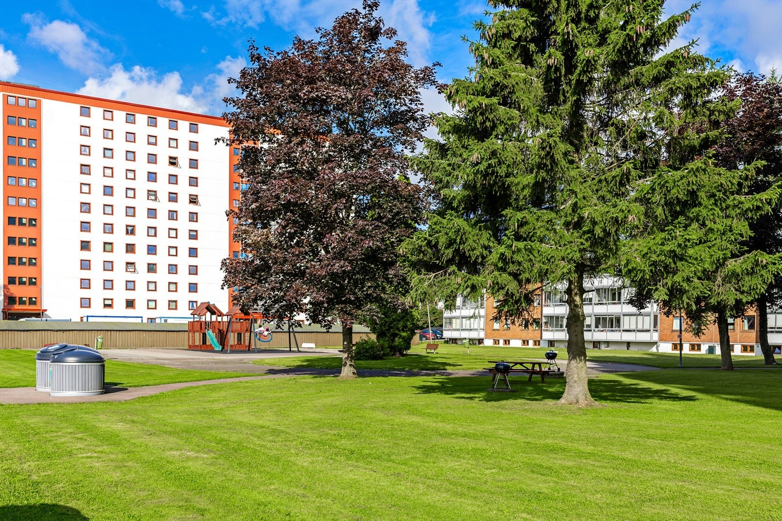 Borettslaget har opparbeidet flotte fellesområder med grill, flere sittegrupper og et trivelig lekeområde for barna! Galleribilde