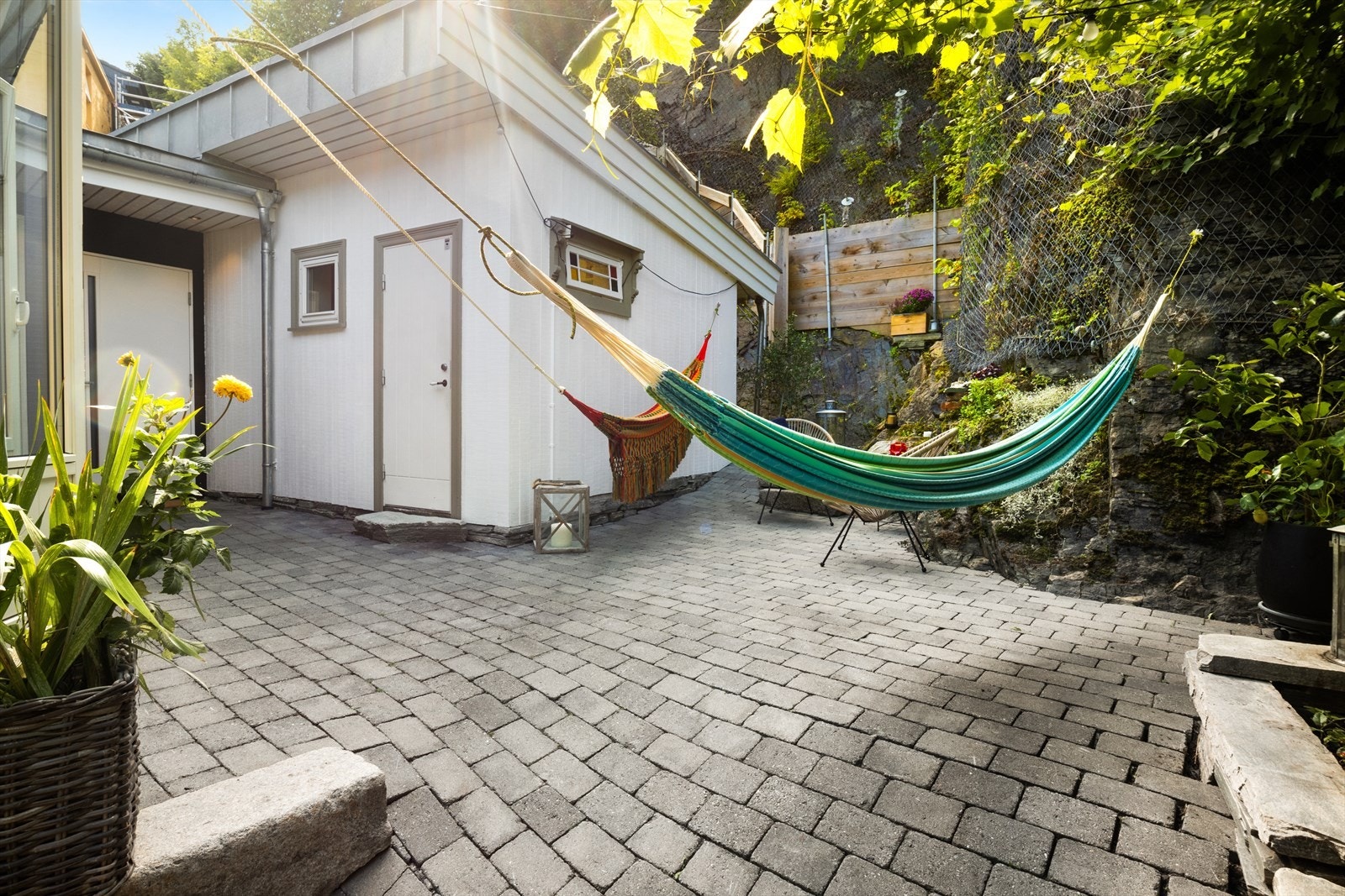 Gårdsplassen ble gravet opp og drenert under oppussingen. Galleribilde