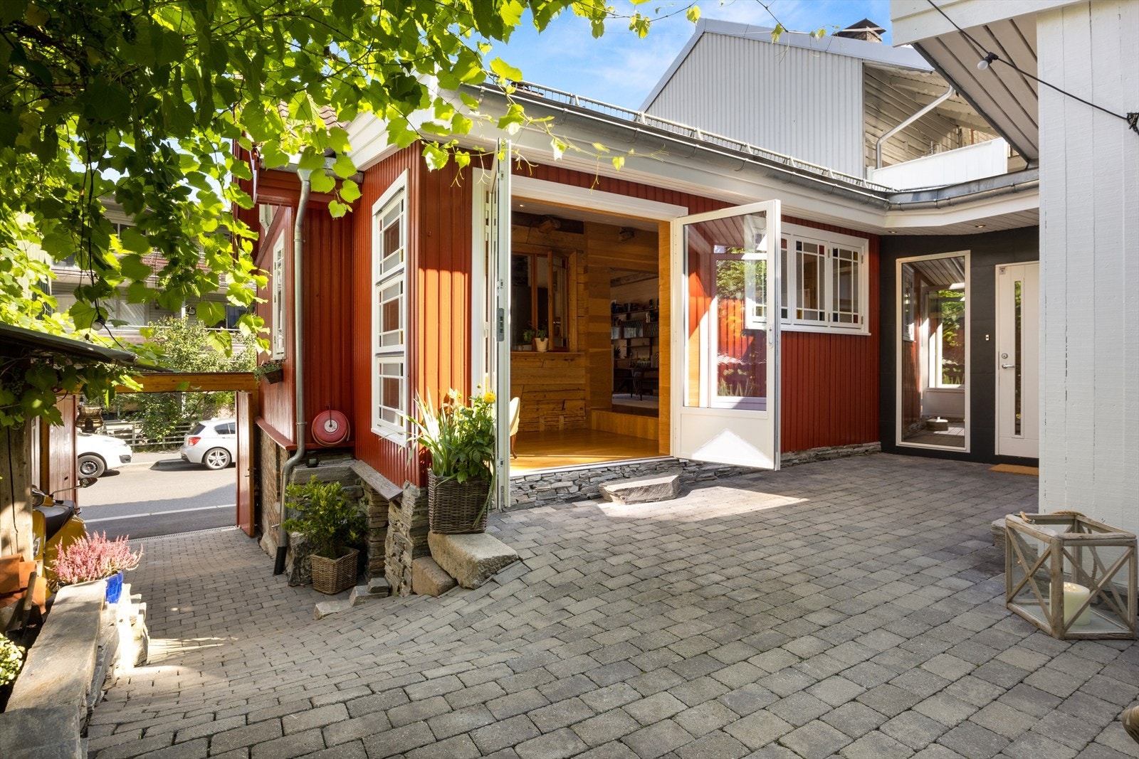 Huset har store vindusflater og dører som kan åpnes helt opp og skape en glidende overgang til bakgården. Galleribilde