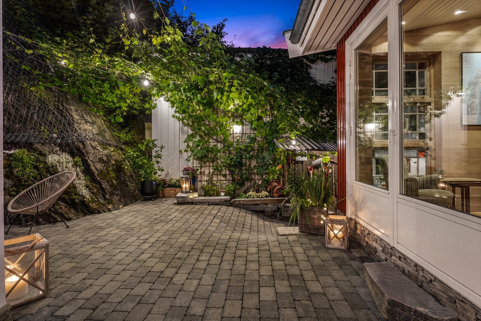 Den skrånende fjellveggen er rester etter et gammel steinbrudd for Alunskifer. Galleribilde