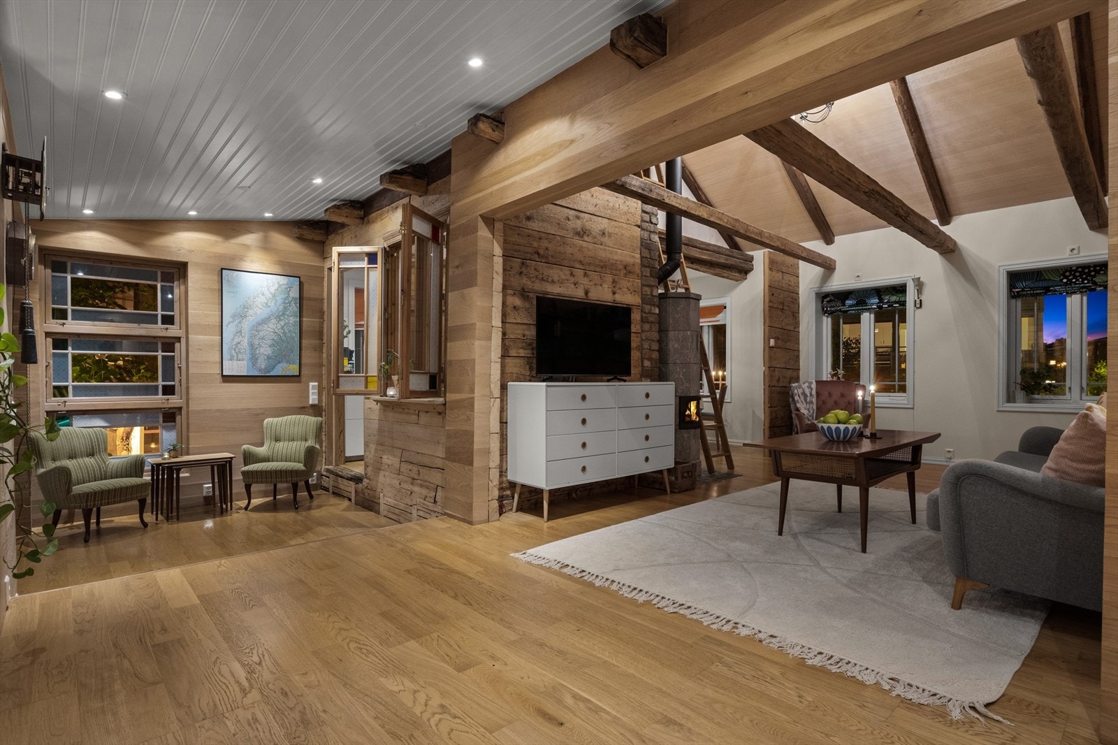 Det er lagt lydbøyler og trinnlydplater mellom etasjene. Galleribilde