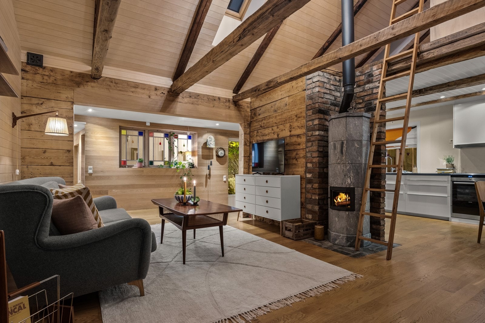 Stuen og kjøkkenet har klebersteinsovnen som et naturlig midtpunkt. Kleberstein er kjent for sin even til å lagre og holde på varmen. Galleribilde