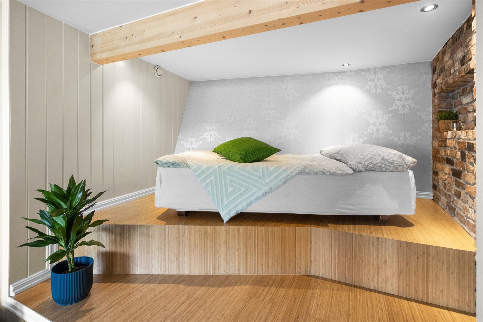 Sovealkoven har en spennende og unik utforming. Grunnet takhøyde er 3.5 m2 av arealet ikke medtatt i målbart areal. Galleribilde