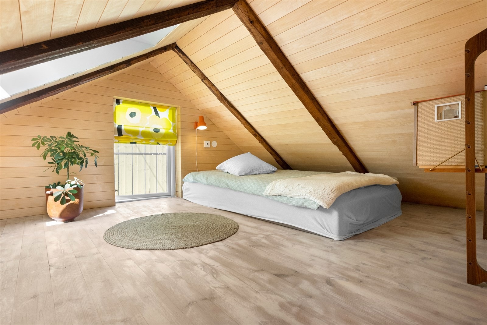 Romslig hems med 15 m2 gulvareal. Det er montert uplights på begge sider (hvor den ene siden for tiden er koblet ut grunnet madrassen). Galleribilde