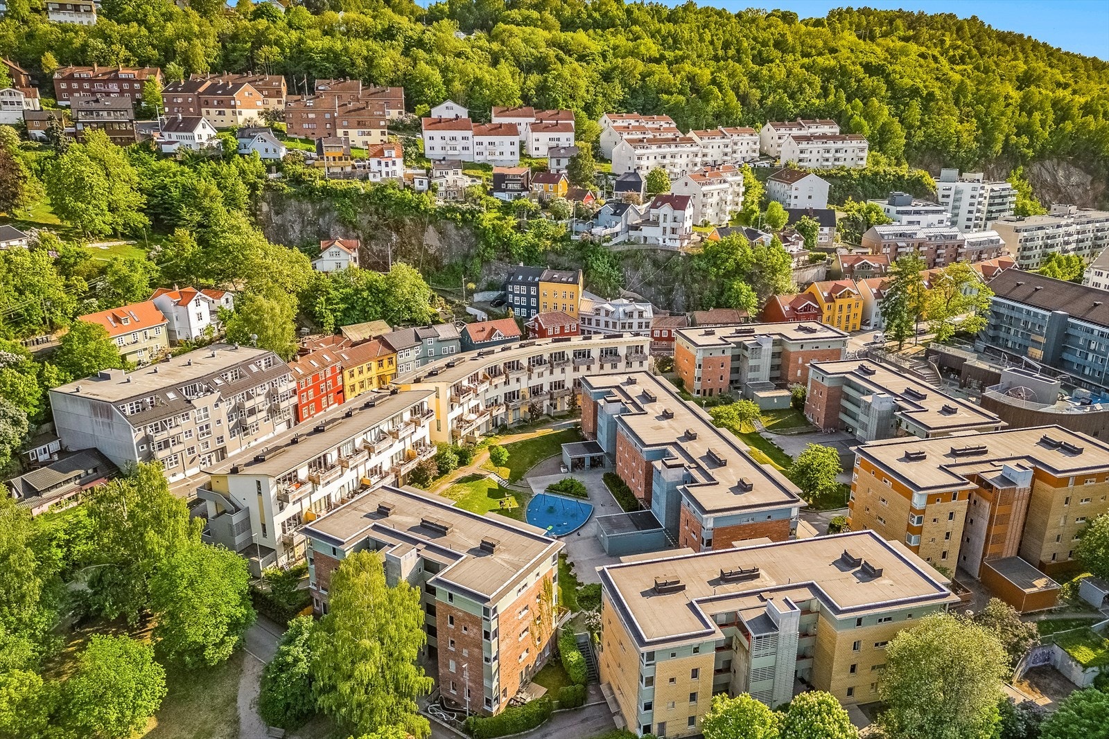 Omgivelsene er grønne og frodige med mange turmuligheter. Ekebergskogen som ligger ovenfor huset er Oslo kommune sitt største friområde. Galleribilde
