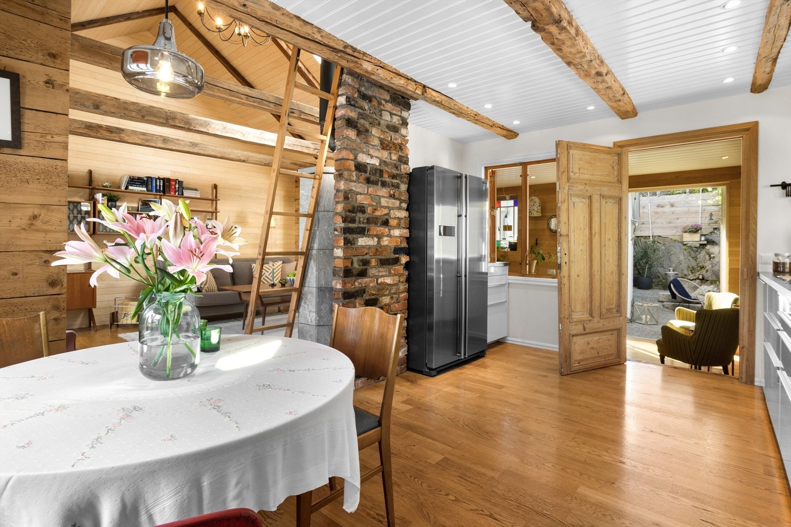 Åpnes terrassedørene slipper lyset tvers gjennom kjøkkenet. Galleribilde