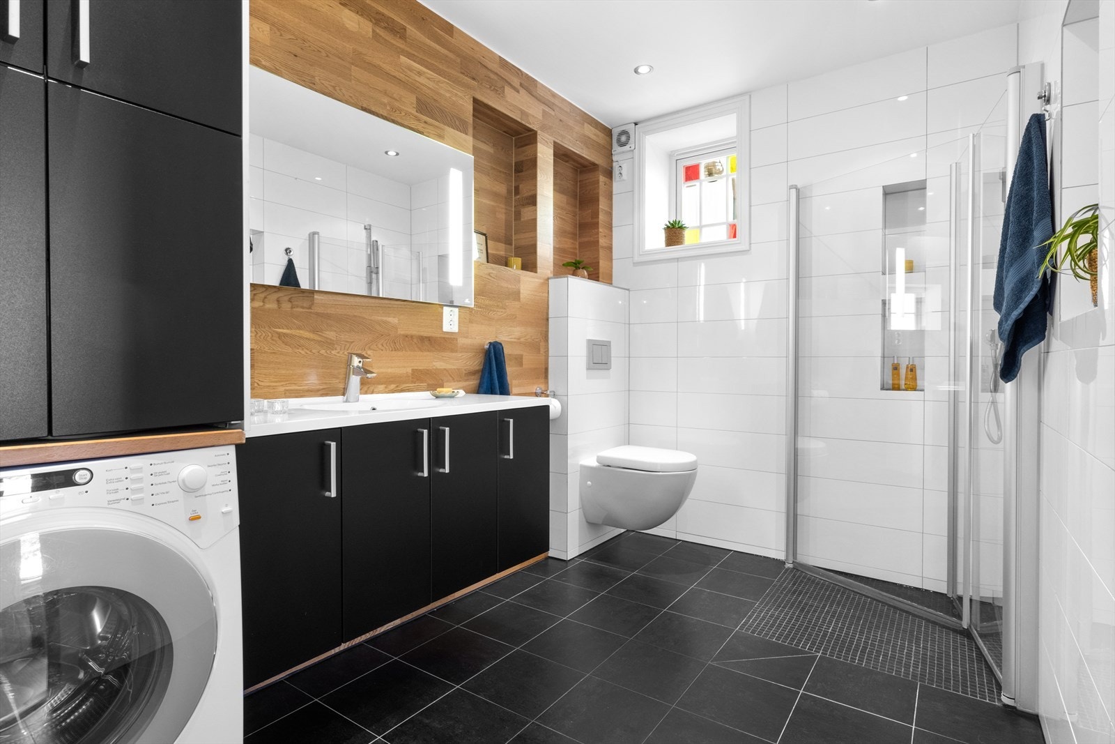 Stort og romslig bad fra 2010. Badet har varme i gulvet, bakvegg i eik og vindu som gir lys og mulighet for ekstra utlufting. Galleribilde