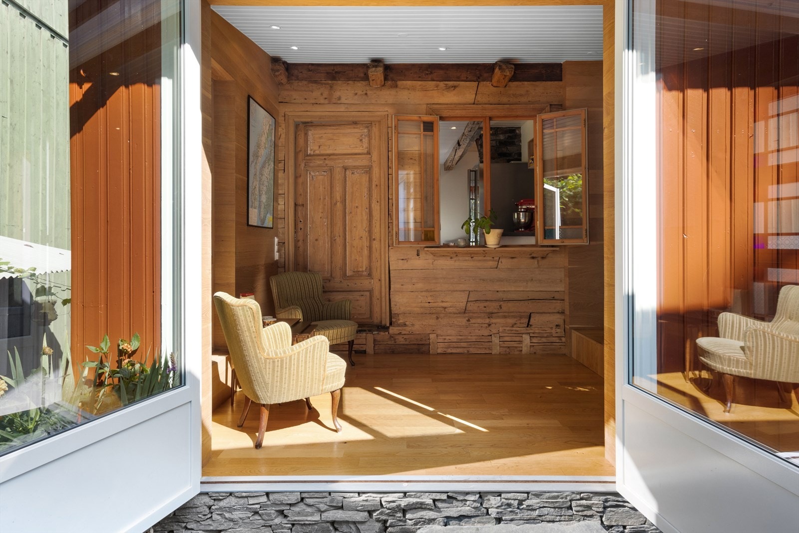 Bakveggen i vinterhagen består av den gamle originale treveggen fra 1860. Galleribilde