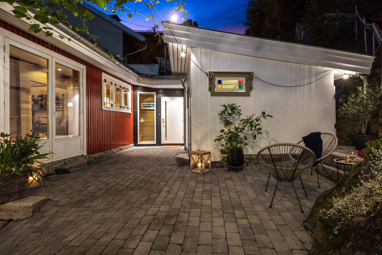 Hovedinngangen er i tilbygget mellom det opprinnelige hus og det ombygde uthuset. Galleribilde