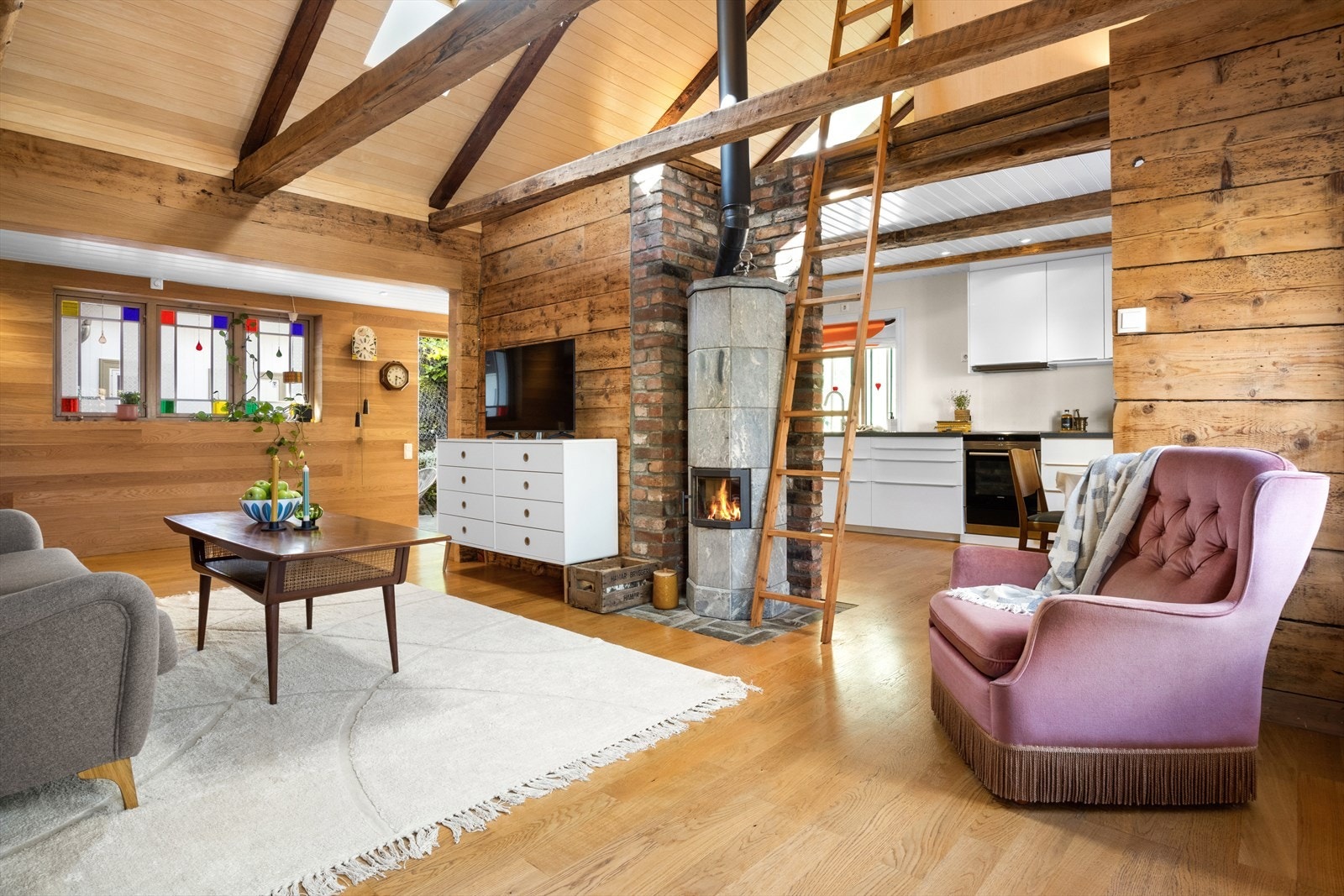 Stigen leder opp til hemsen som er benyttet til overnatting for gjester. Galleribilde