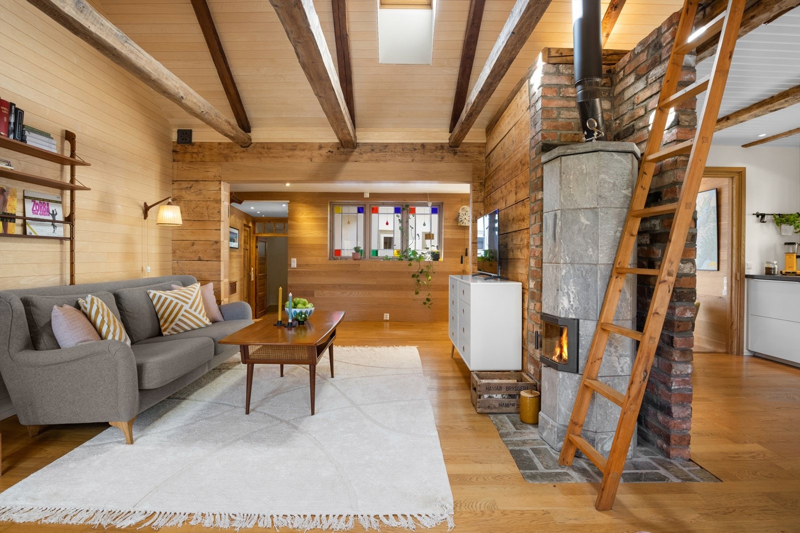 Nesten alle vinduene i stuen har innslag av blyglass som gir fint fargespill når solen skinner gjennom. I taket sendes lys ned fra overlysvinduene Galleribilde