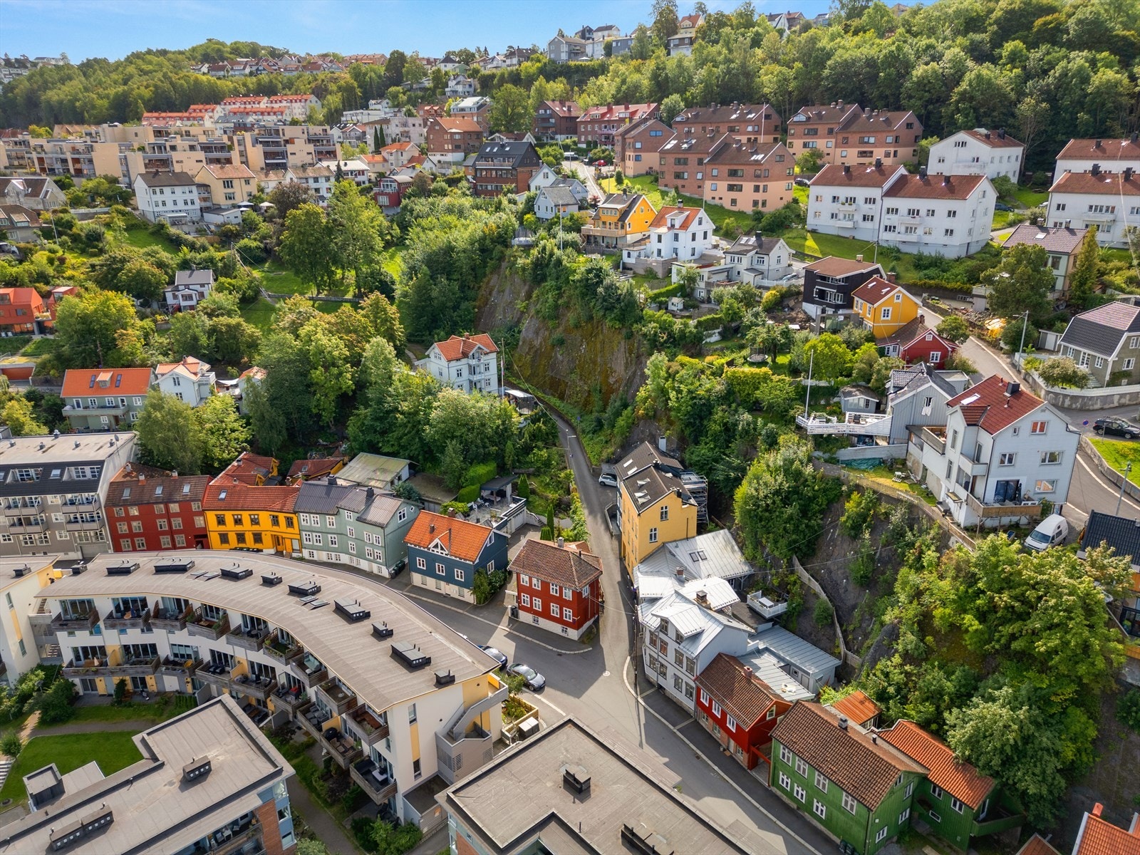 Gaten er full av vakre og fargerike trehus. Galleribilde