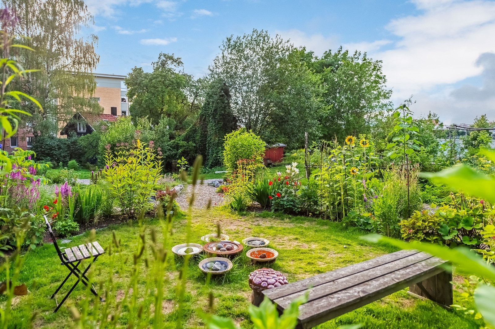 Bakerenga er en idyllisk park rett oppe i veien som driftes av et hagelag med frivillig deltakelse. Galleribilde