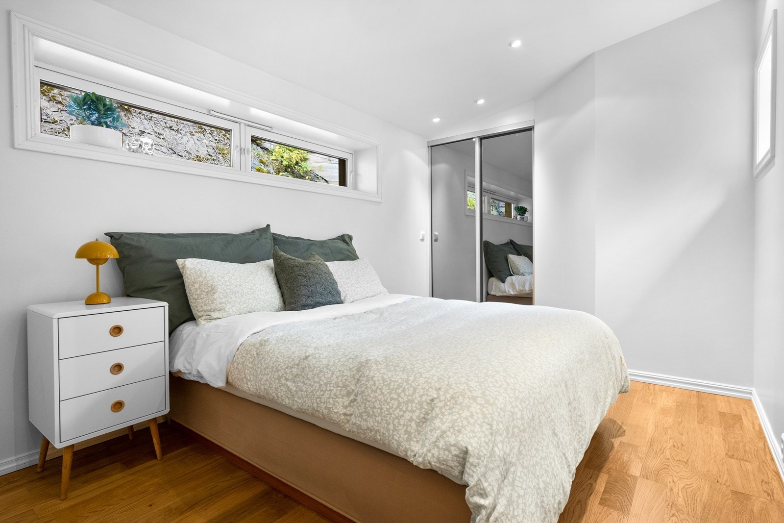 Soverommet har et dypt garderobeskap og god plass på begge sider av sengen. Galleribilde