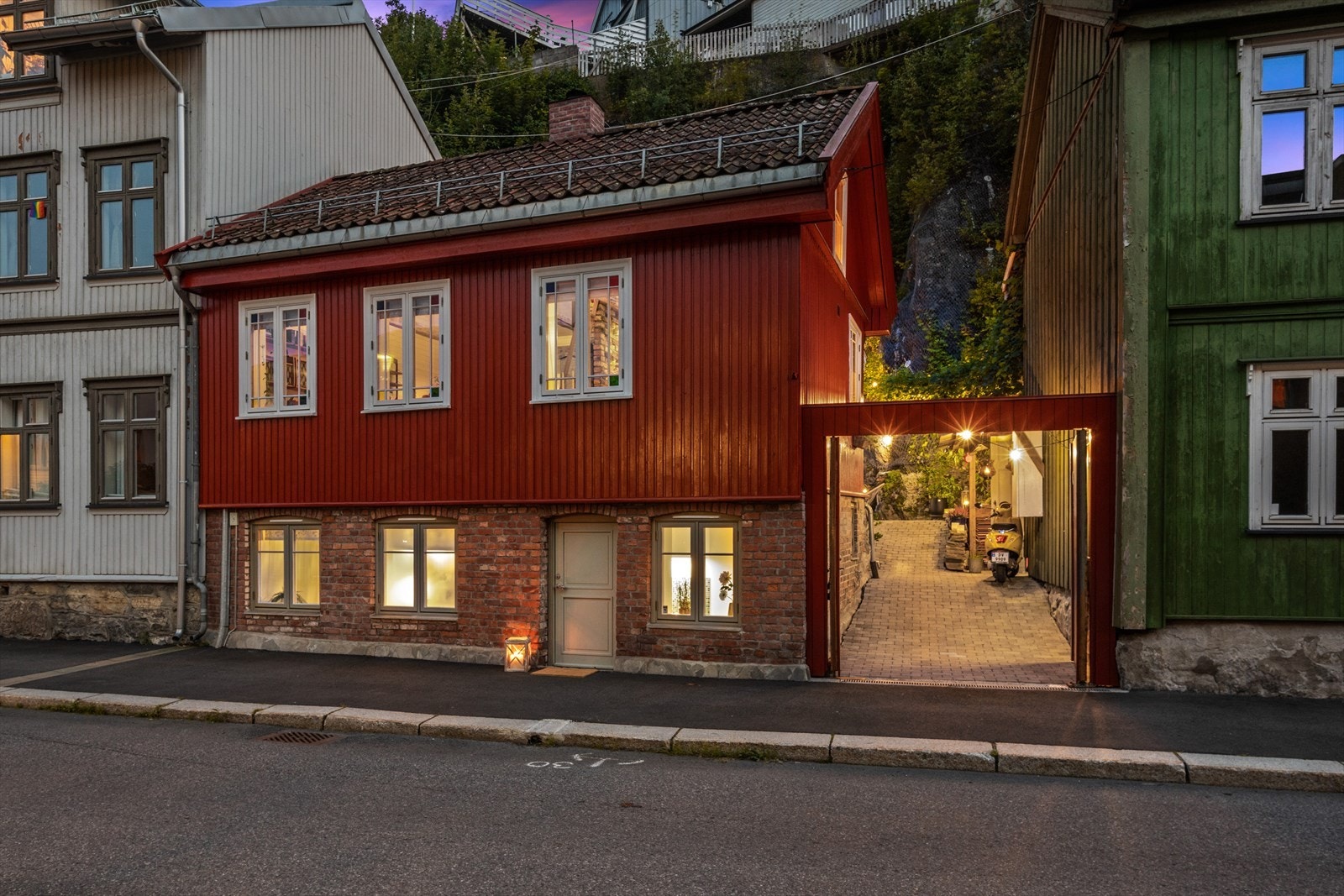 Huset er et av gatens eldste opprinnelig og er fra rundt 1830 og ble tilbygget og nærmest totalrenovert i perioden 2010-2015. Galleribilde