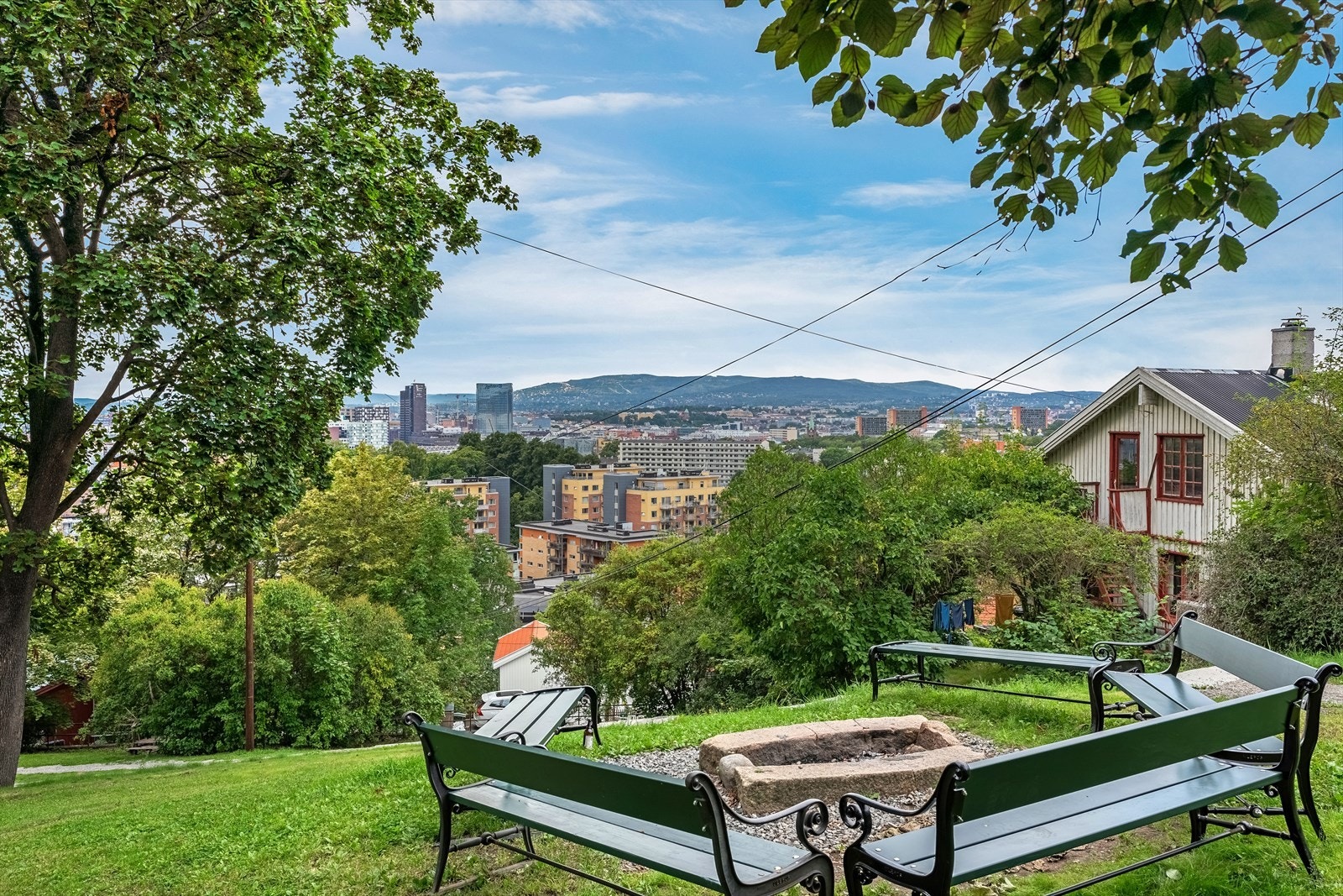Terrasseparken ligger like oppe i skråningen. En hyggelig liten park med nydelig utsikt. Galleribilde