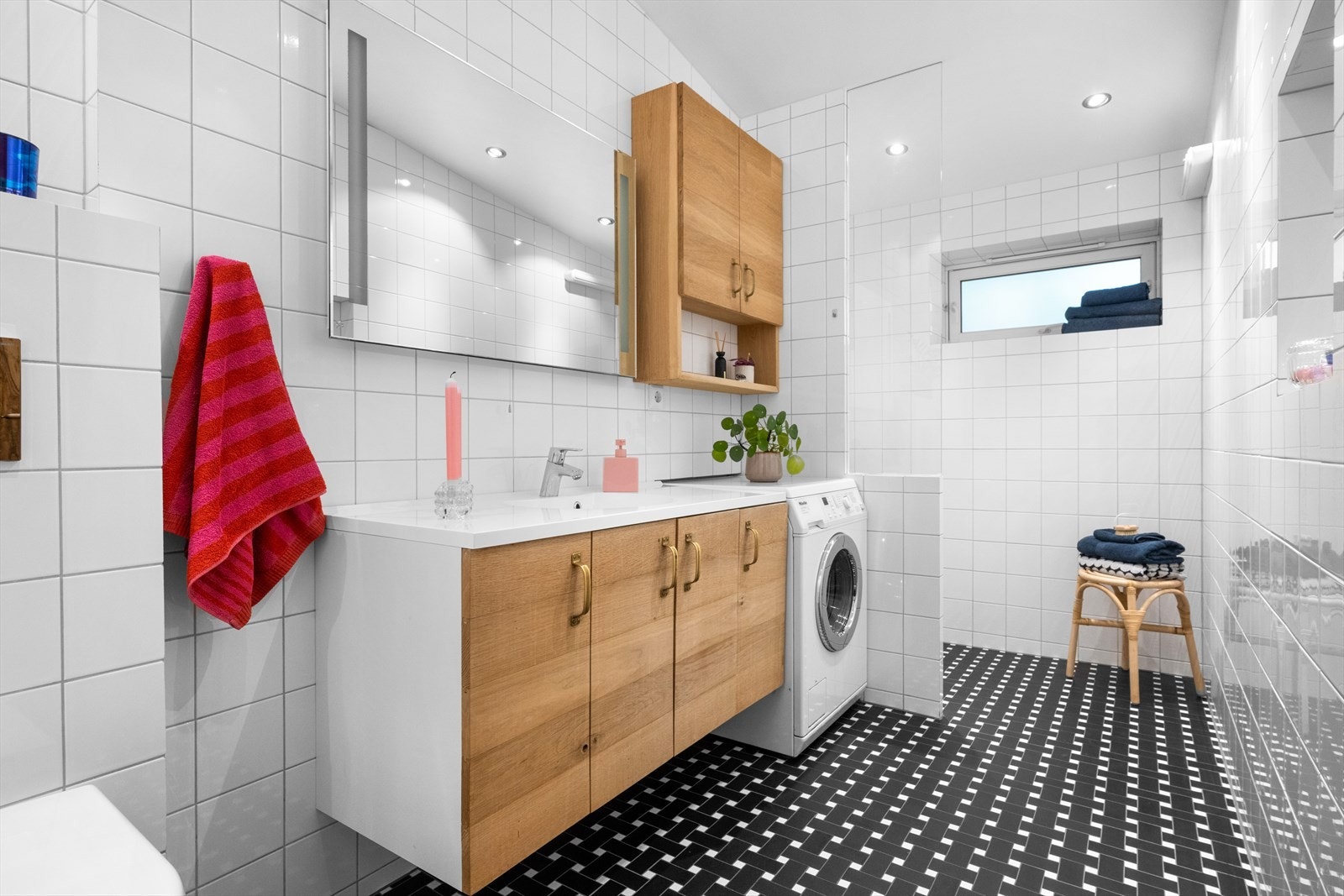 Badet er fra 2013 og har baderomsinnredning med fronter i massiv eik og et dekorativt flisegulv med varmekabler. Galleribilde