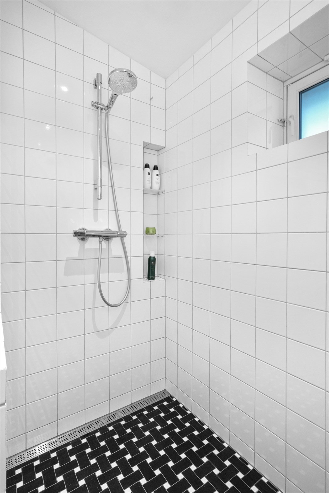 Dusjen er en meter bred og har innebygde hyller, Galleribilde