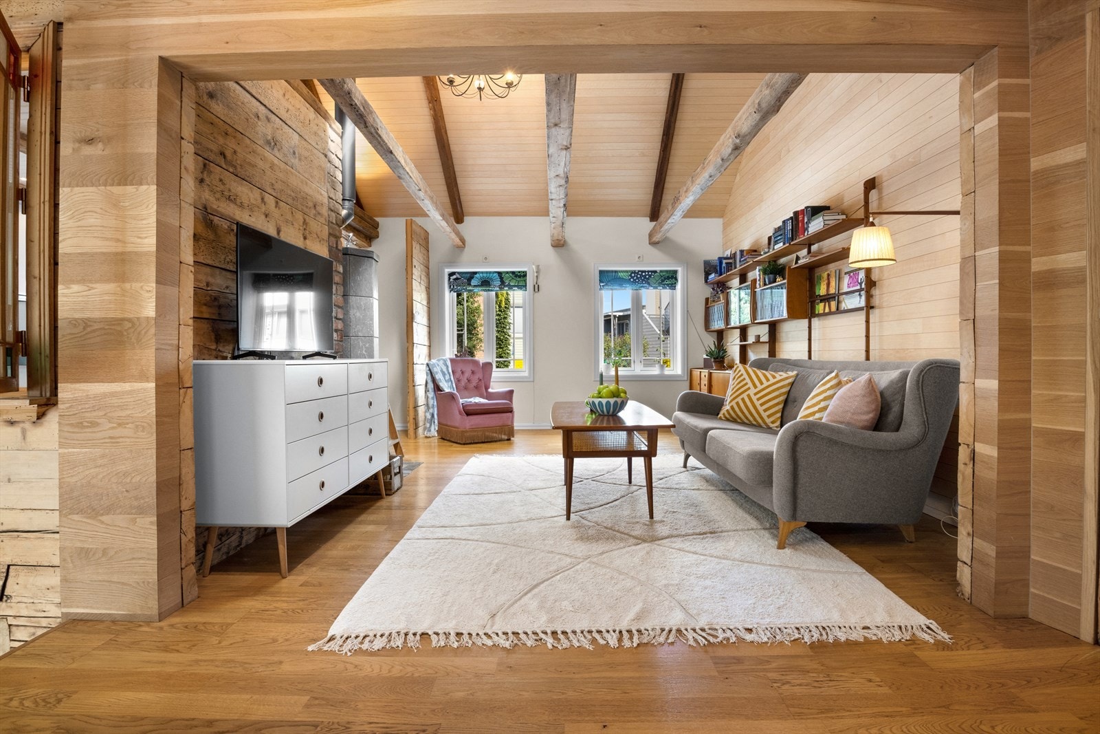 I veggene i stuen er det lagt skjulte kabelstrekk for lyd, bilde og spillmaskiner. Galleribilde