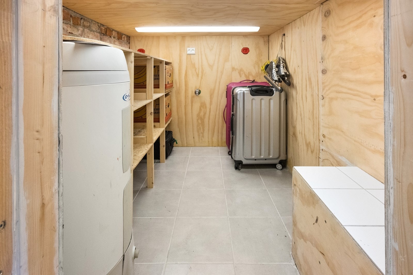 Bodrom med lav takhøyde under huset med utvendig adkomst fra oppkjørsel. Galleribilde