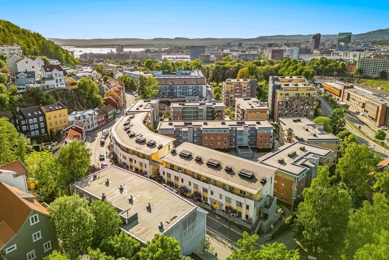 Konows gate er en hyggelig gate med mange fargerike og vakre trehus og med kort vei ned til sentrum og sjøen. Galleribilde