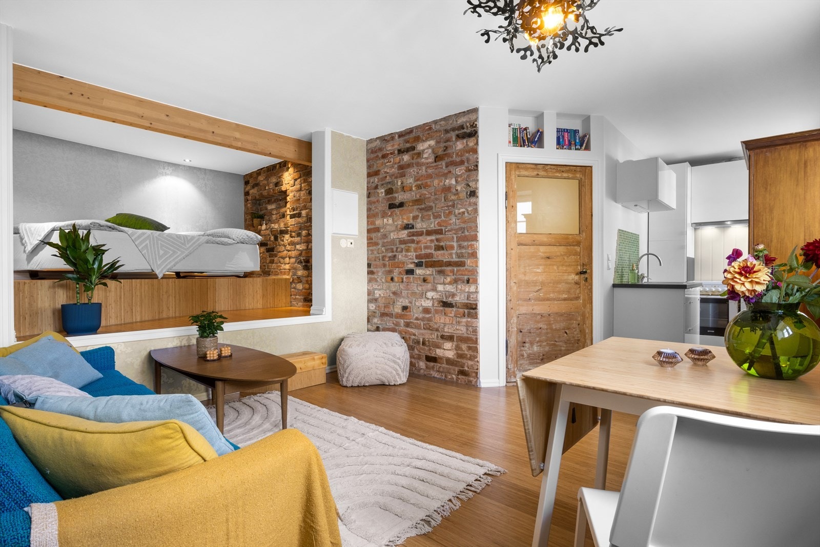 Rommet har spennende detaljer; gulv og spesialbygget sovealkove i bambus, gamle dører og innfelte hyller. Galleribilde