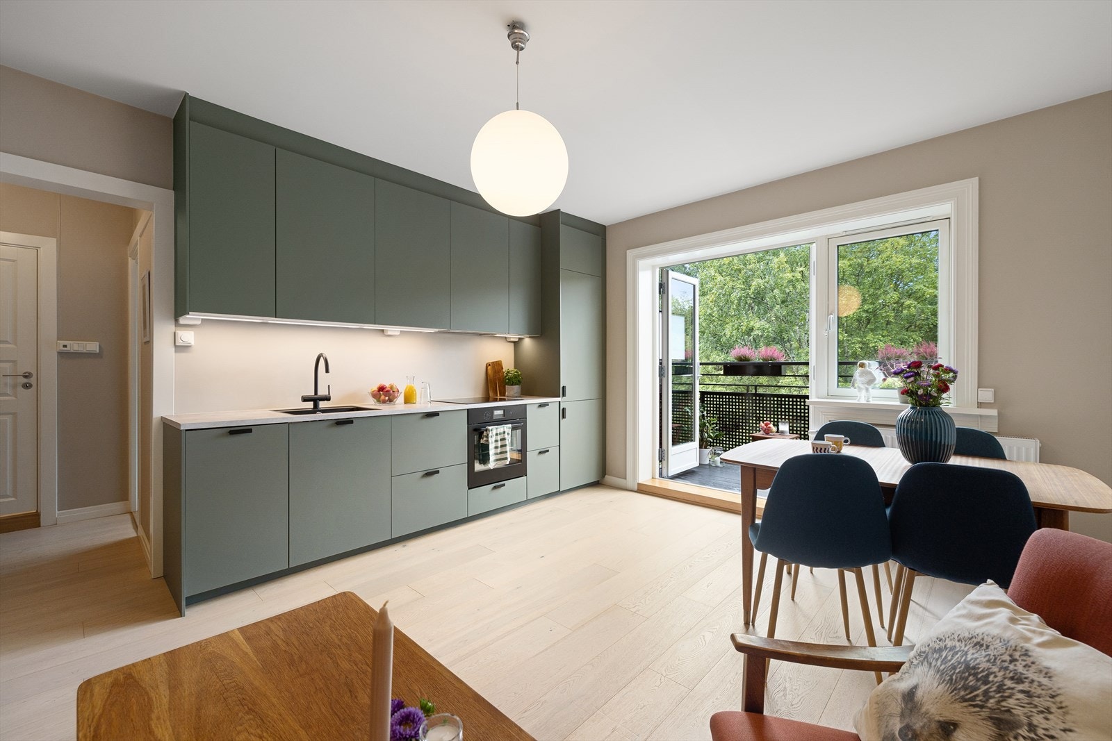 Pen kjøkkeninnredning fra IKEA med malte, grønne fronter og laminert benkeplate. Galleribilde