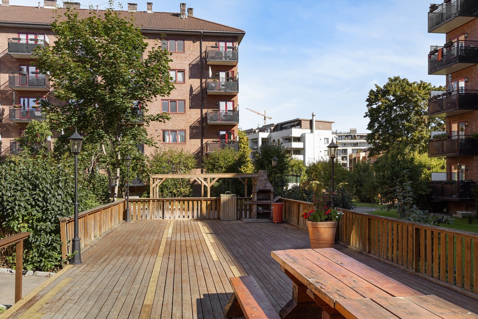 Borettslaget har også oppgradert utearealene sine med koselige terrasser og grillplasser, bordtennisbord og plantekasser. Galleribilde