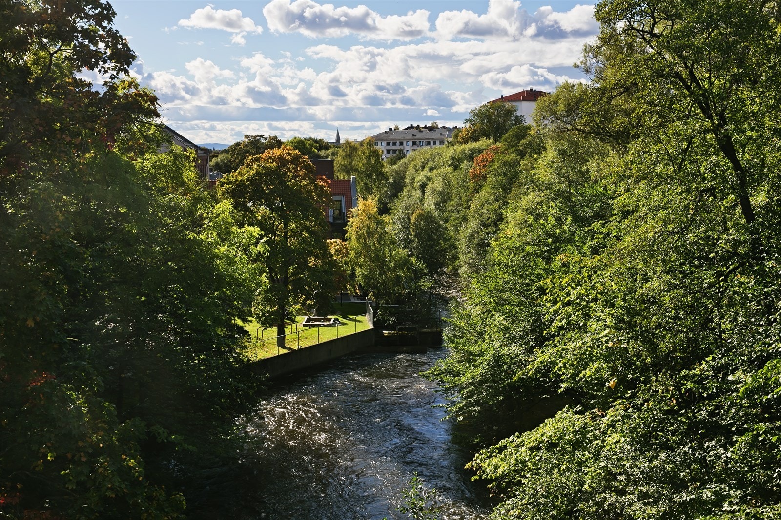Akerselva har mange historiske minner og følger du den hele veien vil du møte 20 fosser, 45 bruer og flere badeplasser. Galleribilde
