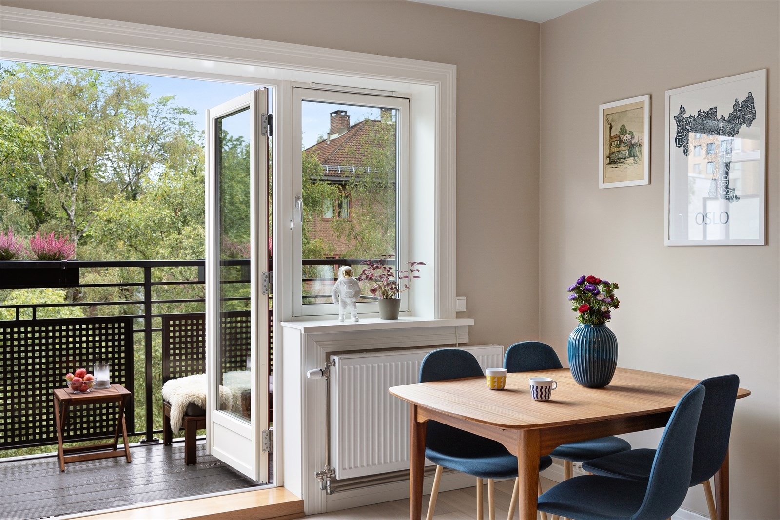 Fra stuen er det utgang til en flott vestvendt balkong på ca. 4 m² med plass til grill og utemøbler. Galleribilde