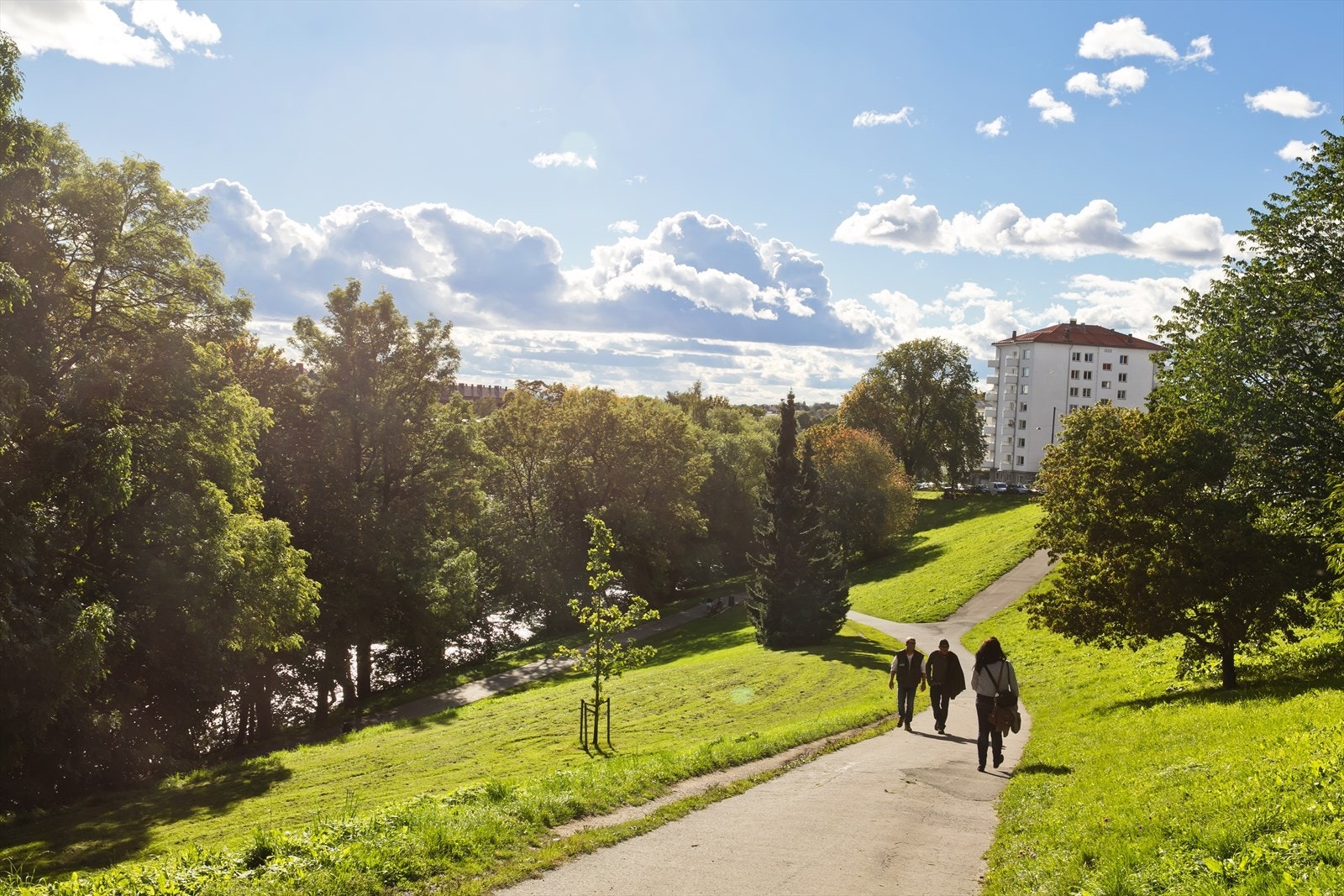 Et område som de siste årene har gjennomgått en totalforvandling og er nå et urbant, levende og meget moderne bydelssenter. Galleribilde