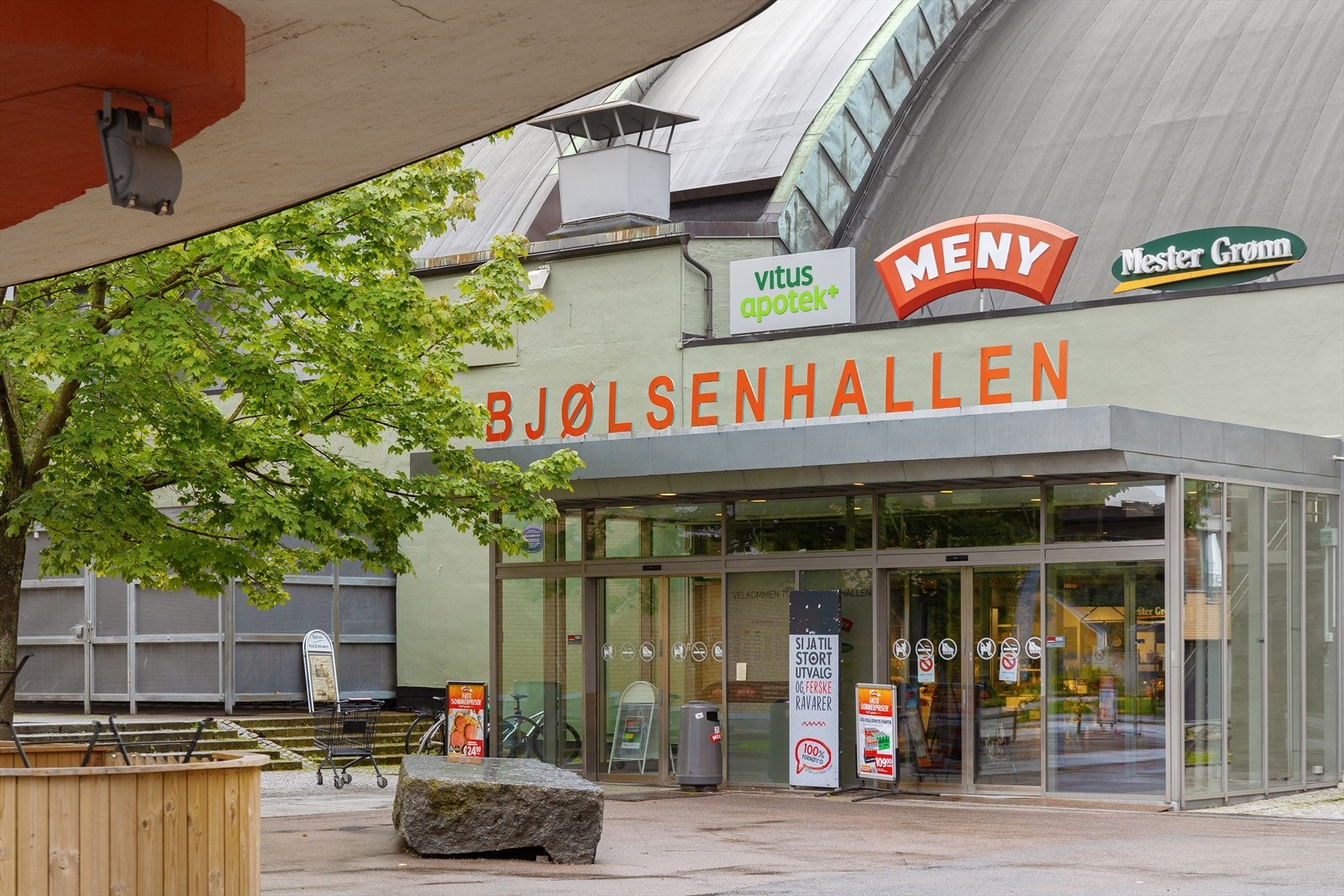 Det er flere butikker i området med bl.a. MENY i den gamle bussgarasjen på Bjølsen. Galleribilde