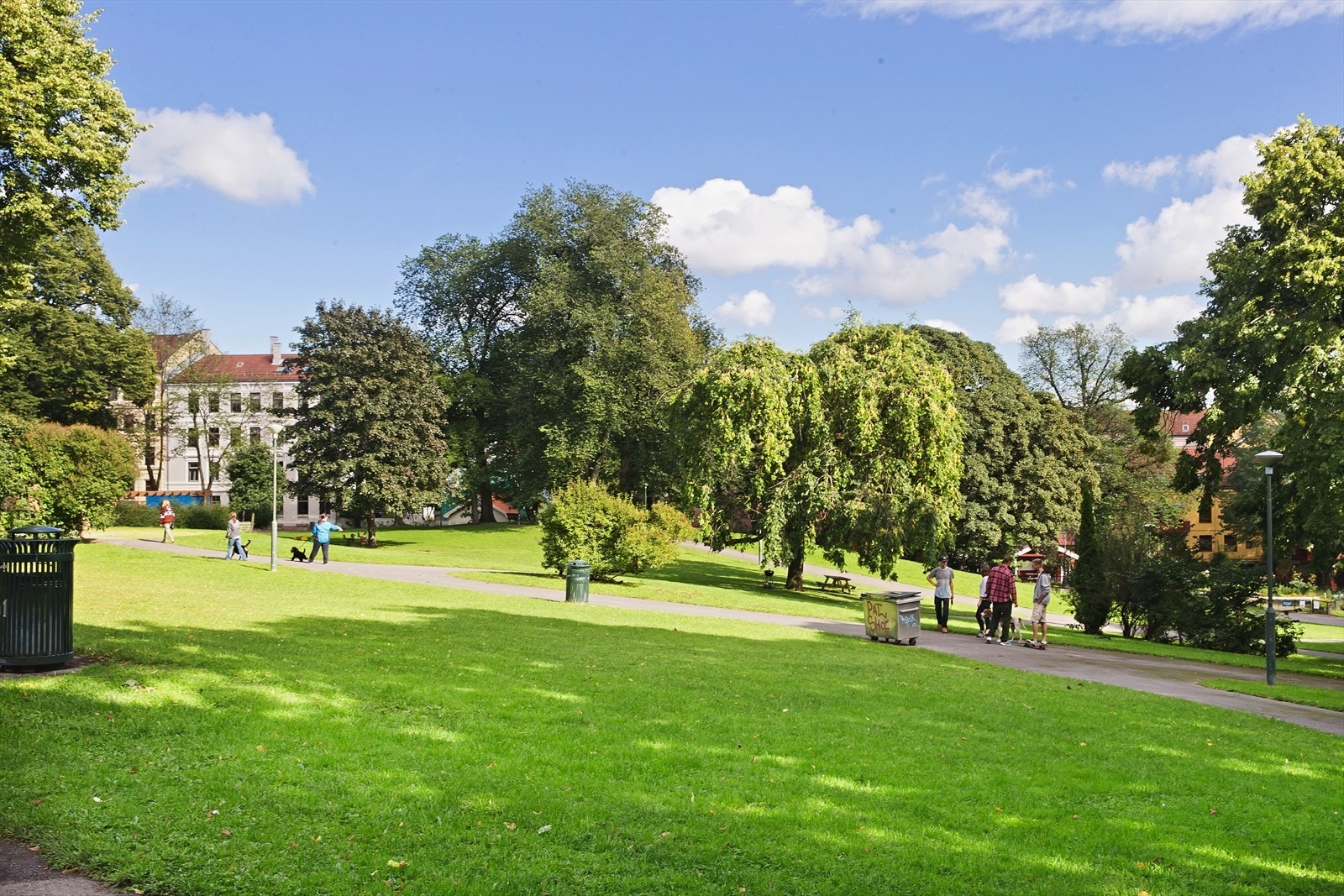 Nærhet til flotte tur- og rekreasjonsmuligheter i de omkringliggende parker (Bjølsenparken og Voldsløkka like over veien er et aktivt friområde med kunstgressbane, ballbinge, sandvolleyballbaner, turstier m.m.). Galleribilde
