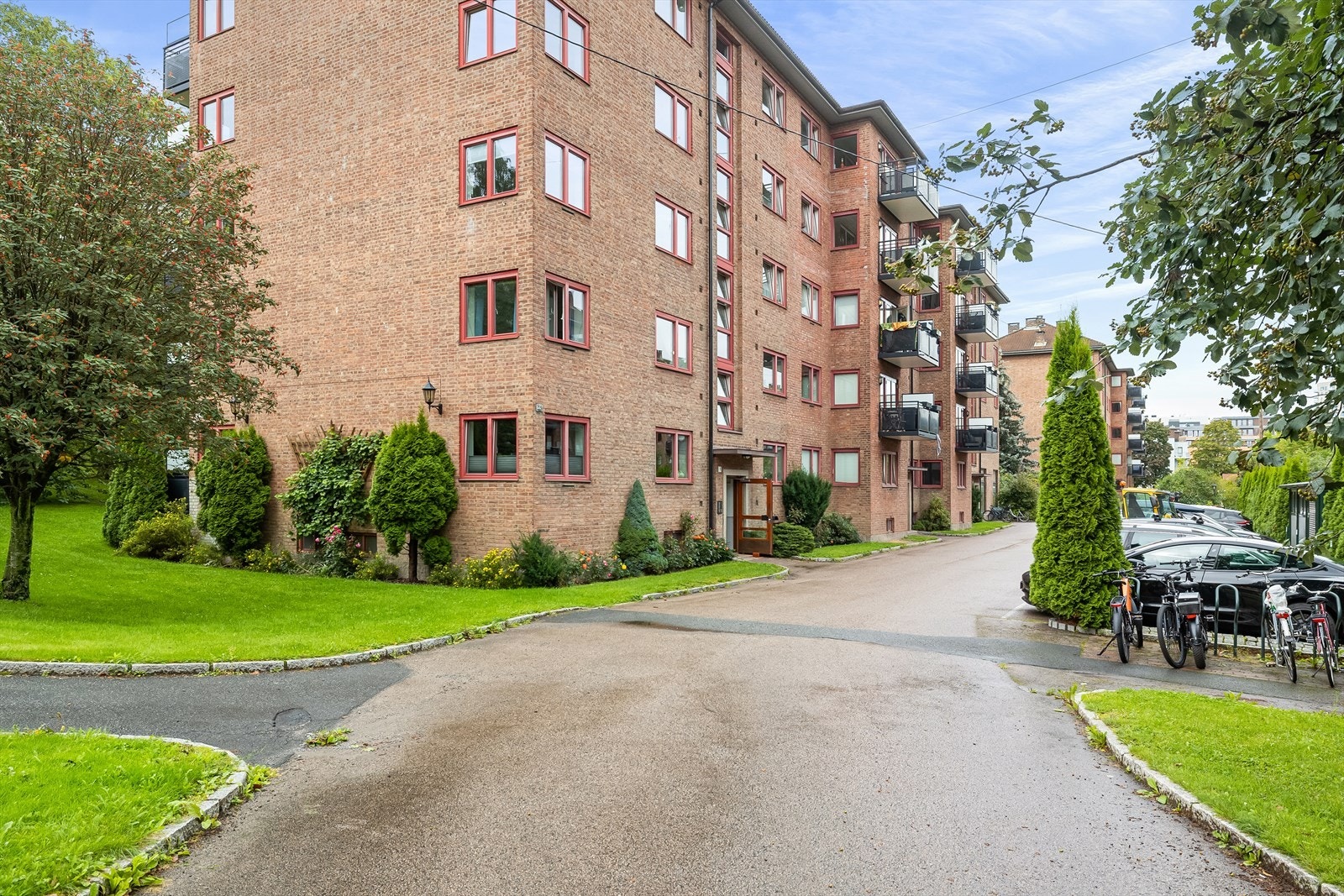 Tomten er opparbeidet med plenarealer, diverse beplantning, sittegrupper, lekeapparater, sykkelparkering og asfalterte arealer med gangveier og parkering. Galleribilde