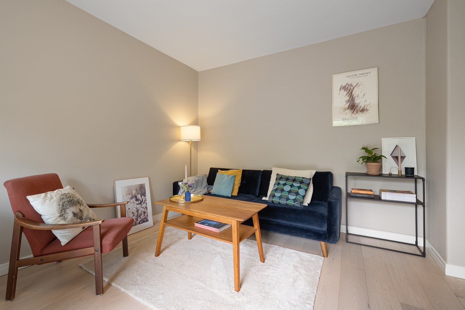 Stuen oppleves som lys og hyggelig med god takhøyde, store vindusflater og lite innsyn. Galleribilde
