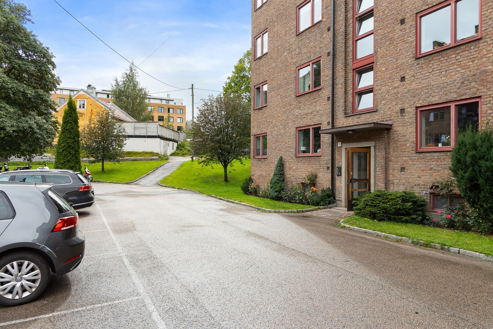Borettslaget har 150 p-plasser og 6 mc-plasser som kan leies. Det er også 6 el-ladestasjoner. Galleribilde
