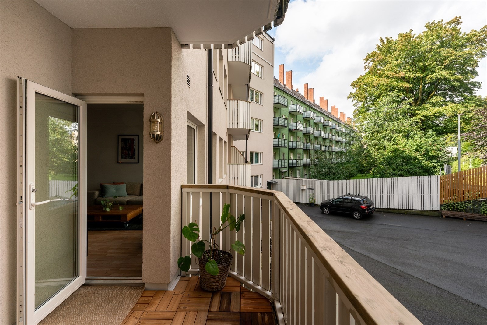 Leiligheten vender i sin helhet mot skjermet og stille bakgård. Galleribilde