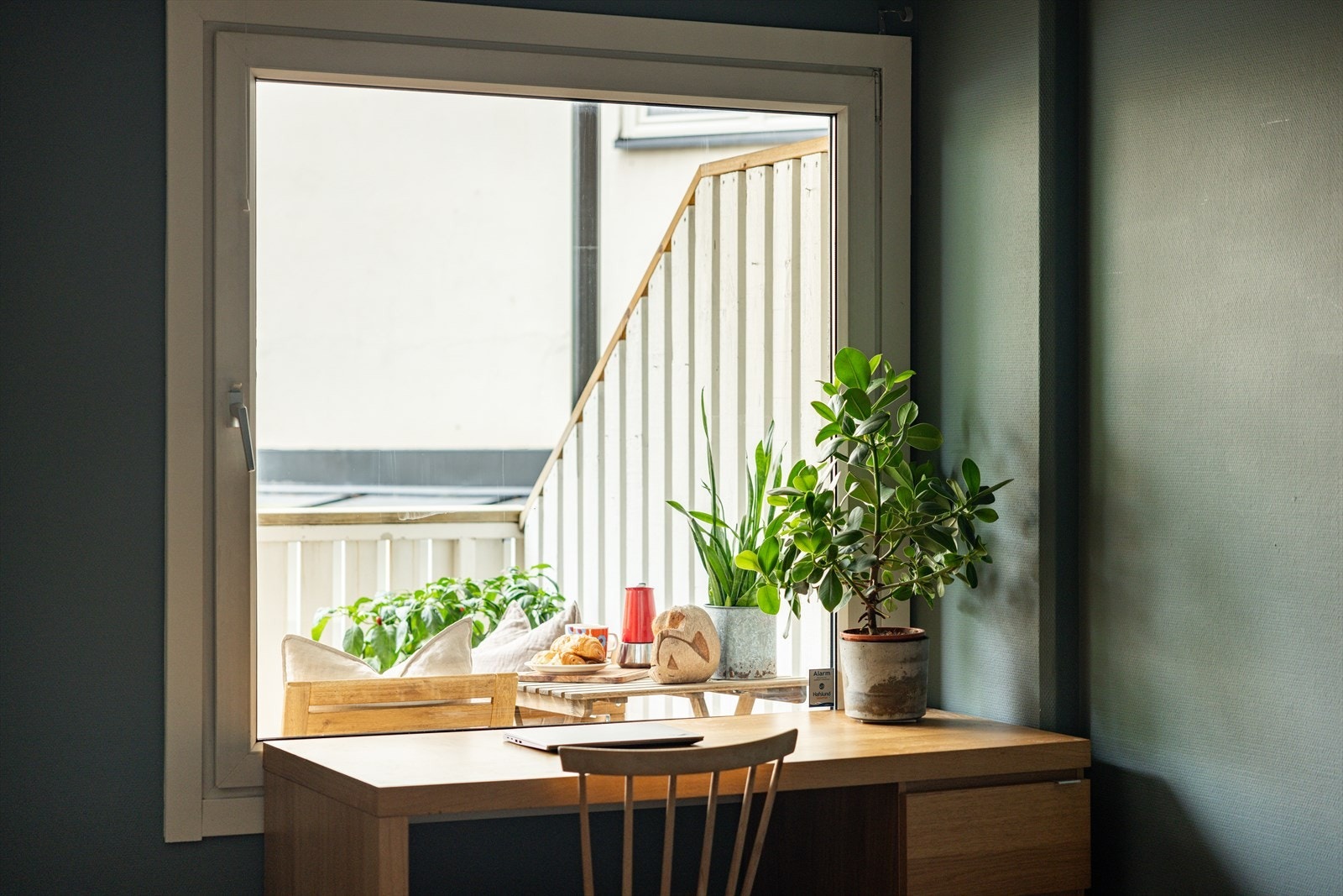 God plass til hjemmekontor på soverommet. Galleribilde