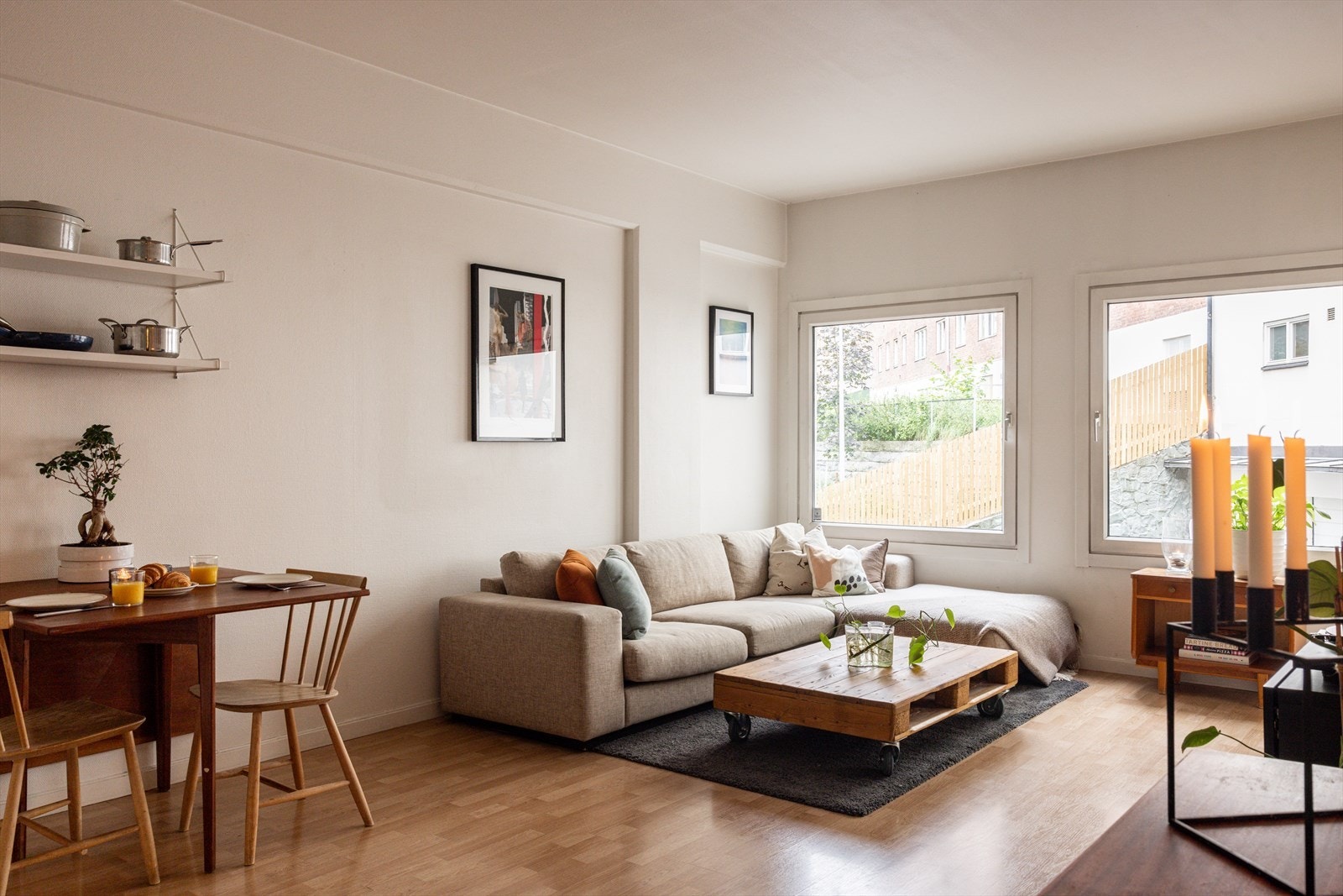 God plass til stor sofakrok og spisebord. Galleribilde