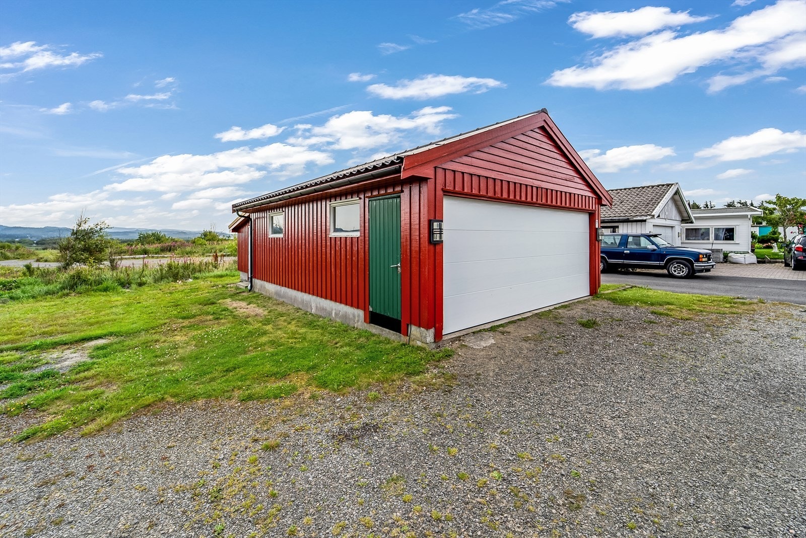 Stor garasje med automatisk portåpner. Galleribilde